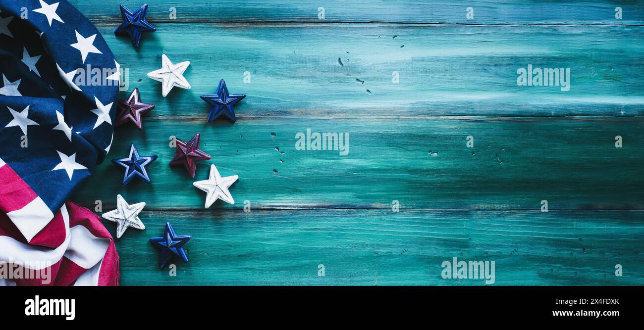 Sfondo colorato del 4 luglio. Bandiera americana e stelle rosse, bianche e blu su un tavolo in legno rustico per la celebrazione dell'Independence Day. Banner con Foto Stock
