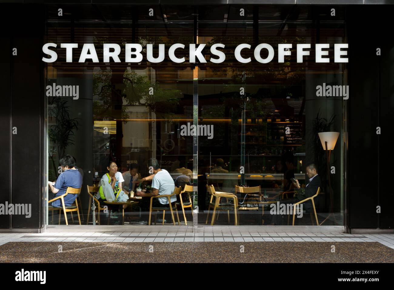 Una caffetteria Starbucks a Roppongi, Tokyo, Giappone. Foto Stock