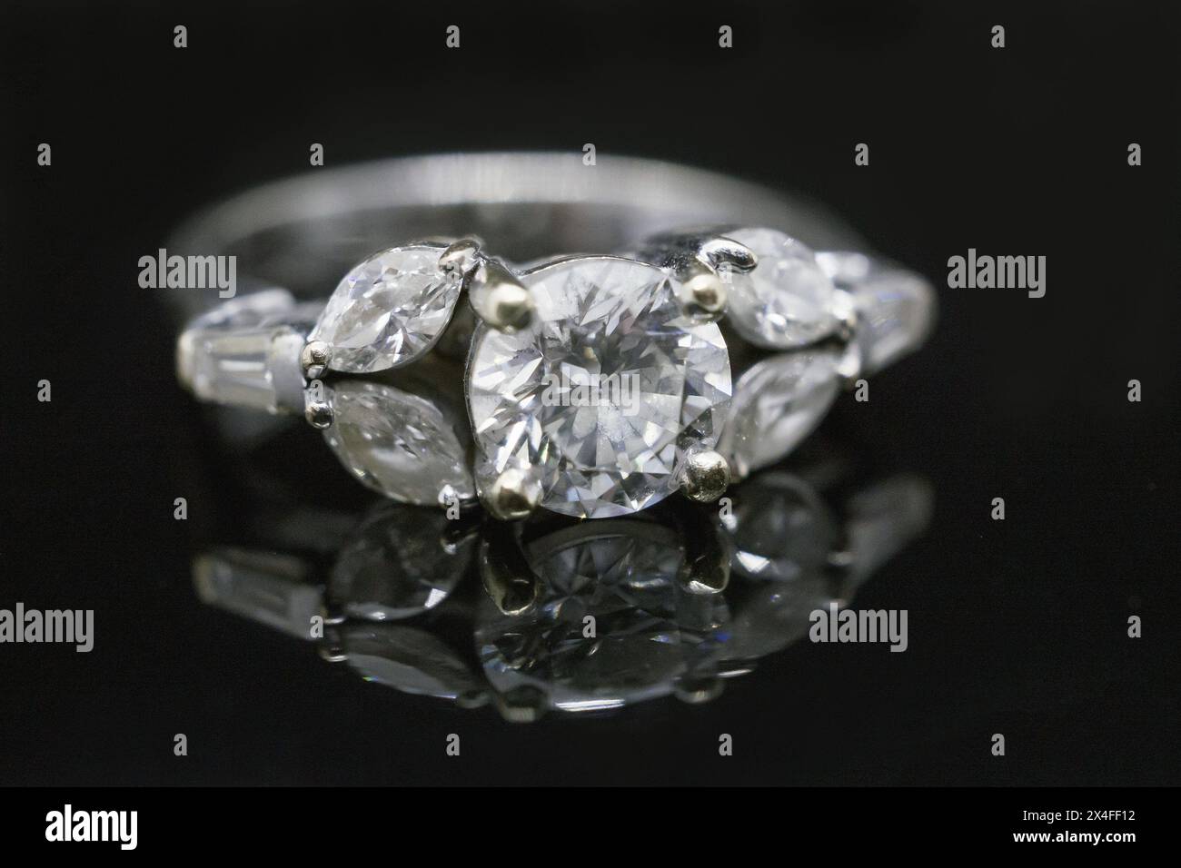Primo piano Jewelry anello diamante su sfondo nero con riflessione Foto Stock