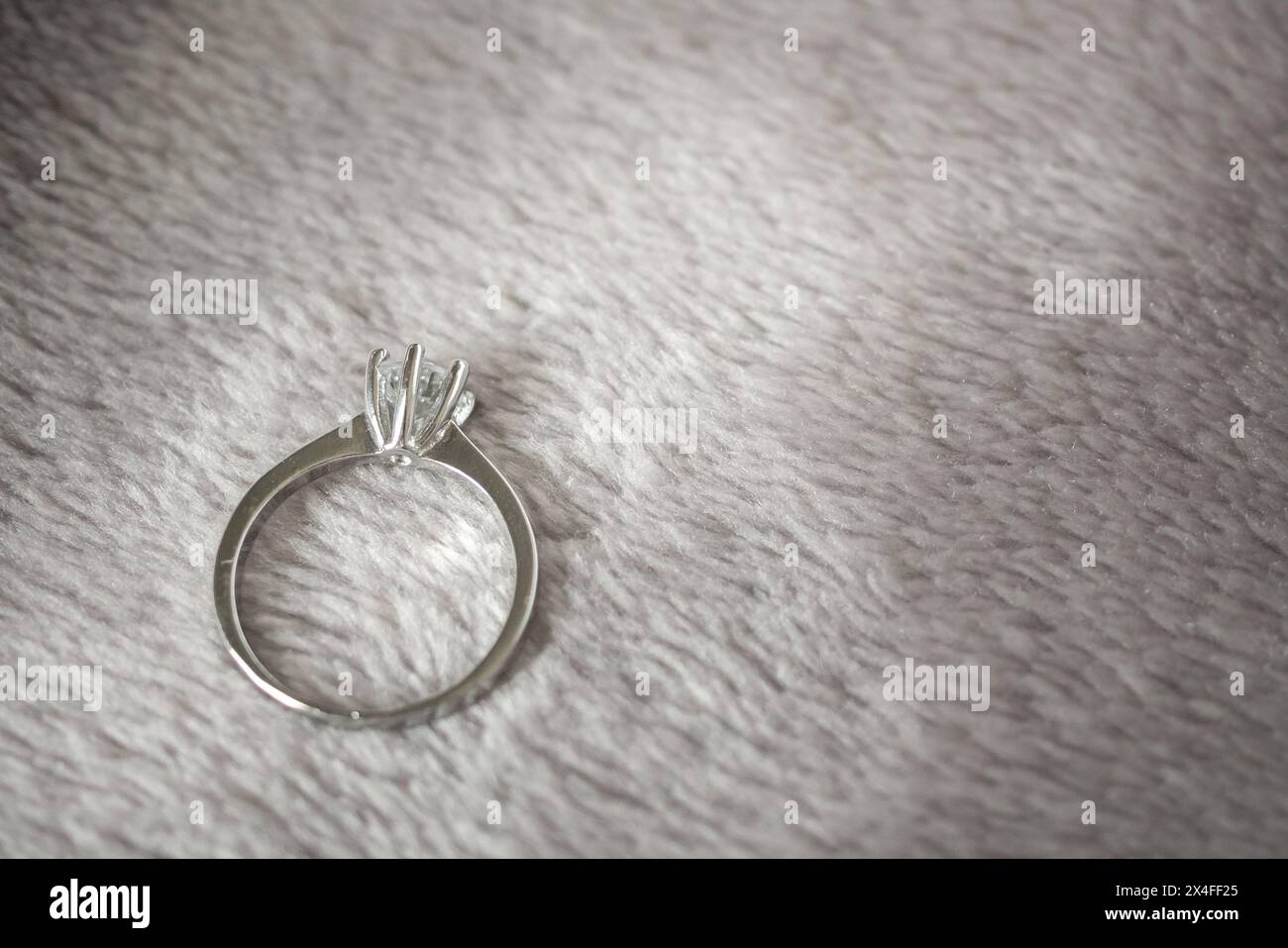 Anello di lusso in argento con anello in diamante Foto Stock
