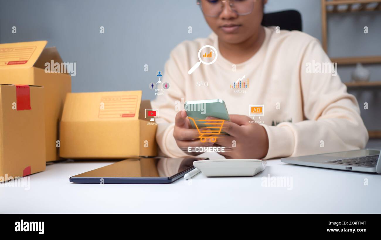 Business Woman Search on Virtual Screen Data Search Technology Search Engine Optimization, utilizza il motore di ricerca per cercare informazioni, utilizzando W Foto Stock