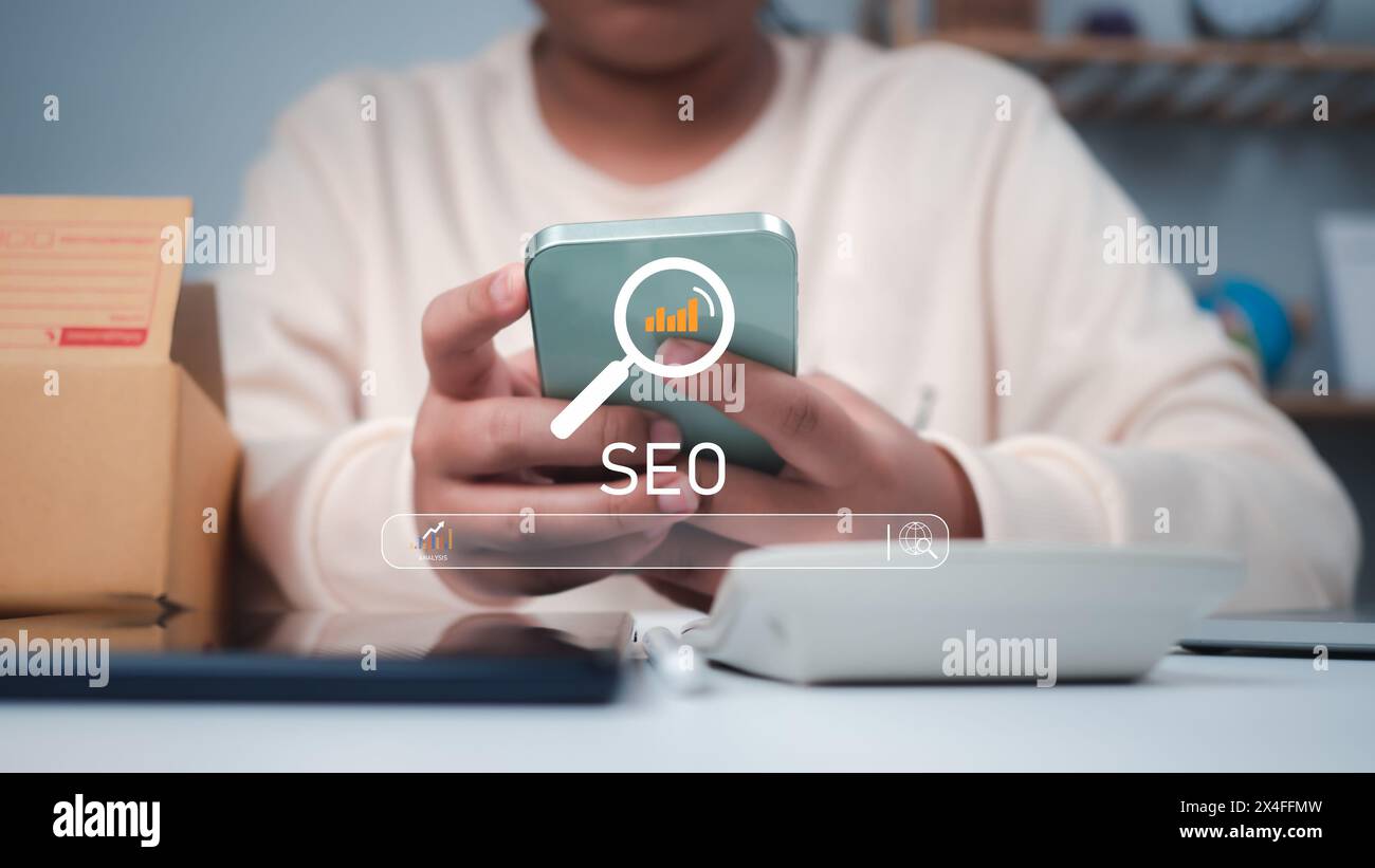 Business Woman Search on Virtual Screen Data Search Technology Search Engine Optimization, utilizza il motore di ricerca per cercare informazioni, utilizzando W Foto Stock