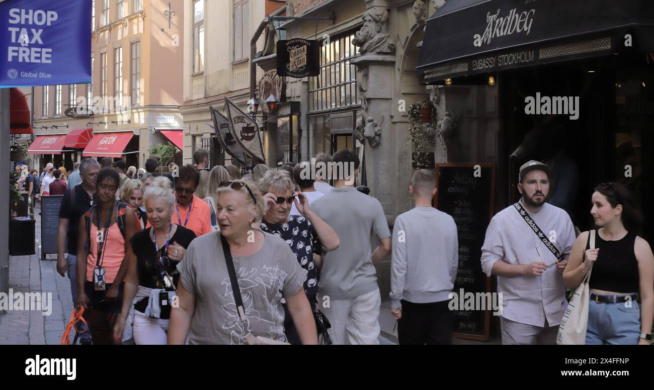 Stoccolma, Svezia - 14 luglio 2023: La via Vasterlanggatan nel quartiere della città vecchia affollata di persone. Foto Stock