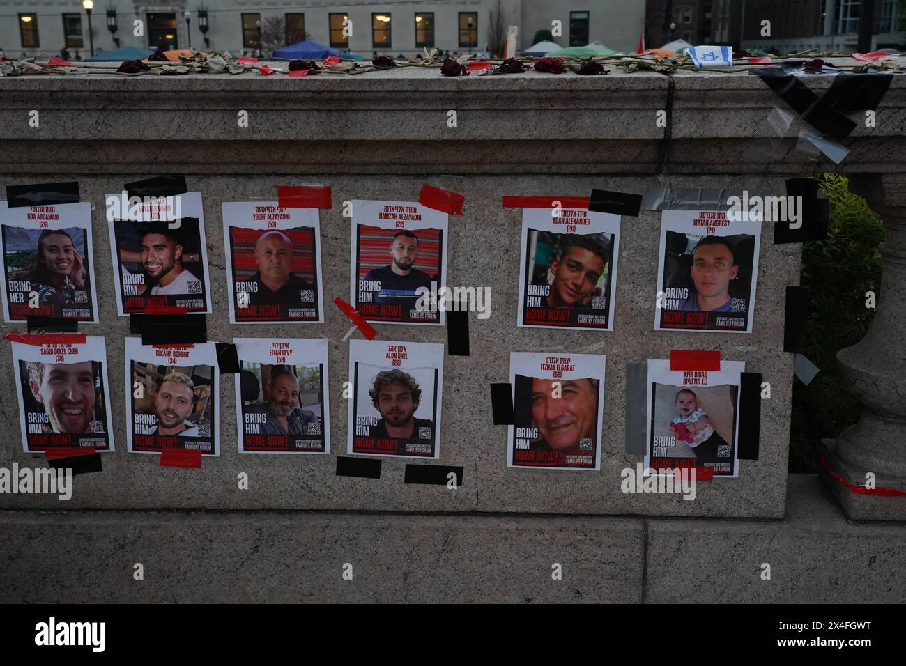 New York, Stati Uniti. 28 aprile 2024. Cartelli di ostaggio israeliani sul muro fuori dall'accampamento di protesta pro palestinese della Columbia University. (Credit Image: © Catherine Nance/SOPA Images via ZUMA Press Wire) SOLO PER USO EDITORIALE! Non per USO commerciale! Foto Stock