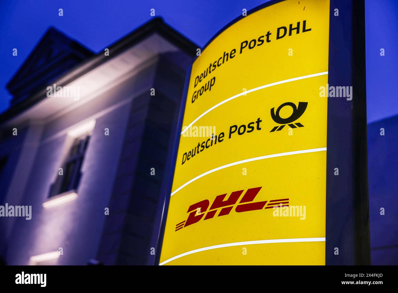 Bonn, Germania. 3 maggio 2024. I loghi Deutsche Post e DHL si illuminano di fronte a uno degli edifici dell'azienda. Deutsche Post AG tiene l'Assemblea generale annuale. La società ha cambiato il proprio nome in DHL, tranne che in borsa, dove è ancora chiamata Deutsche Post AG. Crediti: Oliver Berg/dpa/Alamy Live News Foto Stock