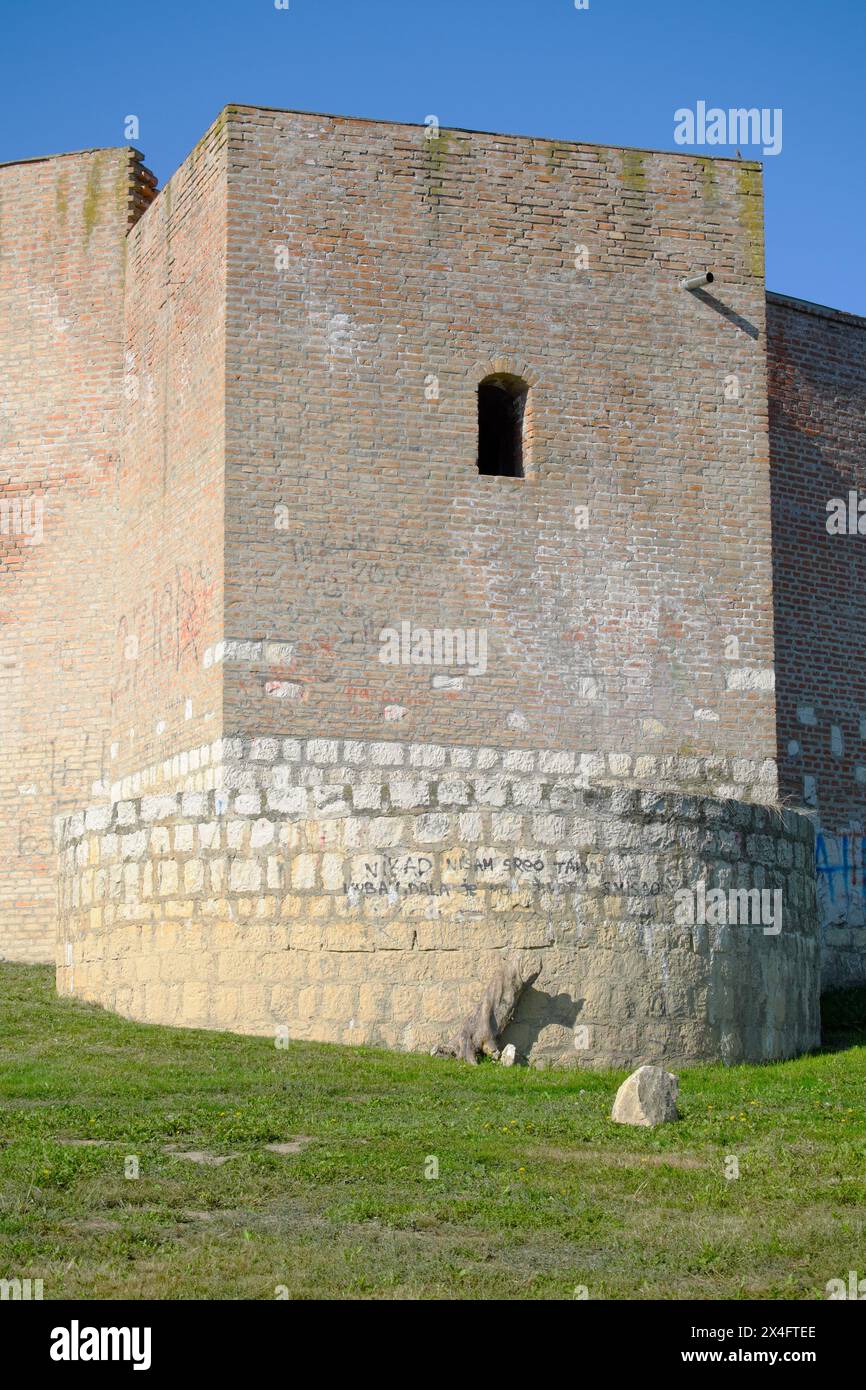 Un bastione della Fortezza Sabac lungo la passeggiata del fiume Saba, nella Serbia settentrionale Foto Stock