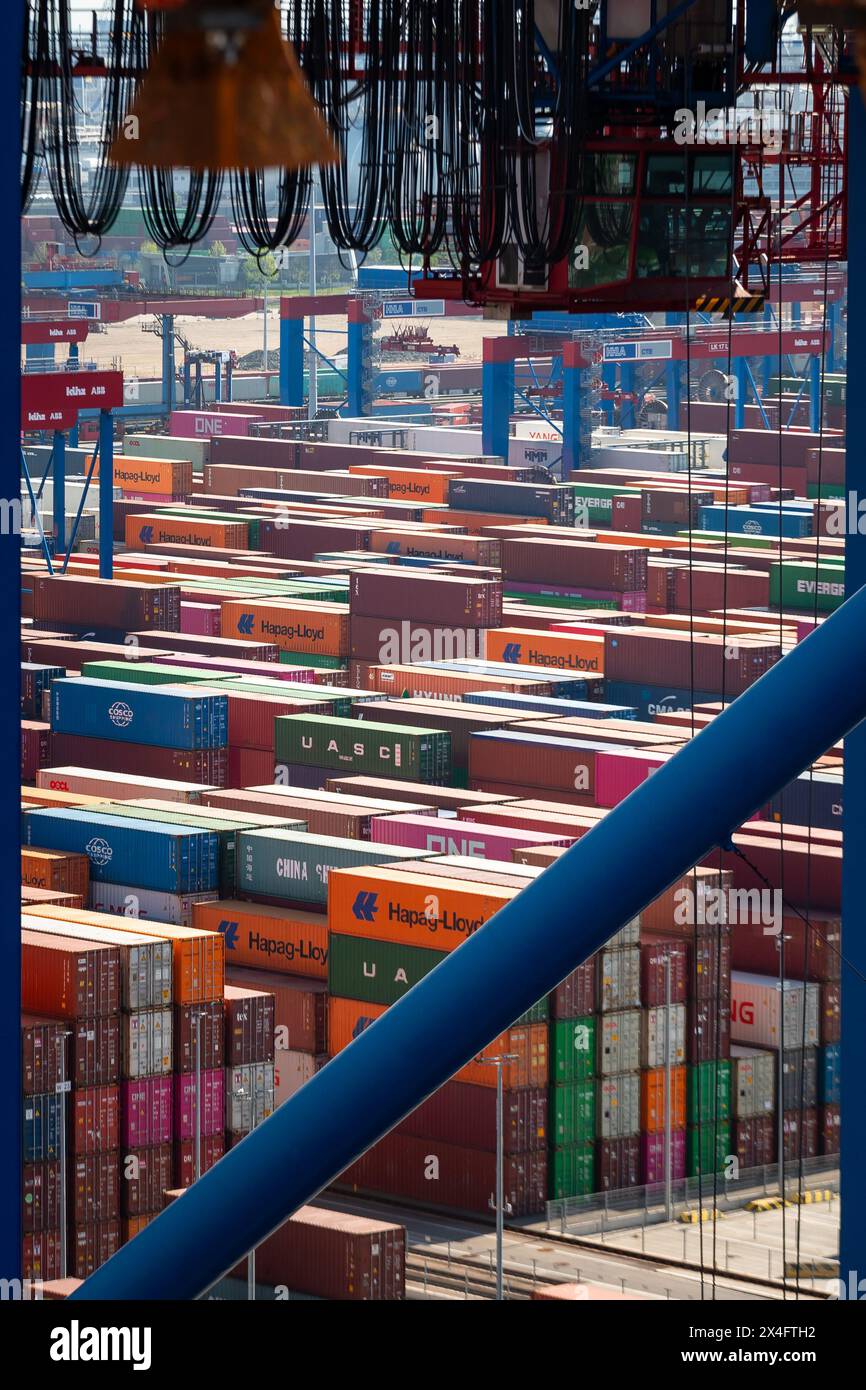 Amburgo, Germania. 2 maggio 2024. I container sono parcheggiati presso il terminal di Burchardkai. Crediti: Jonas Walzberg/dpa/Alamy Live News Foto Stock