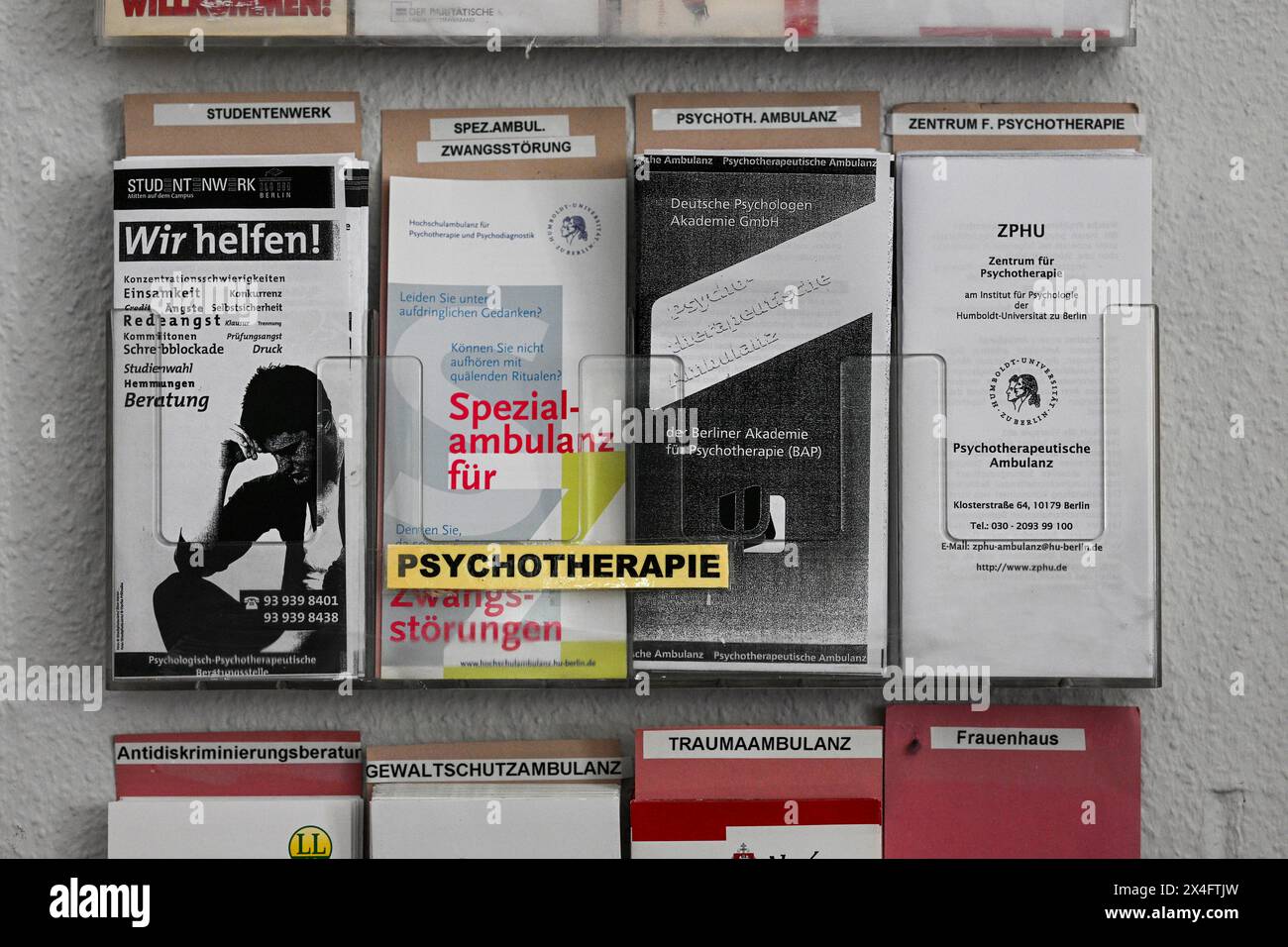 Berlino, Germania. 2 maggio 2024. Numerosi opuscoli con informazioni, ad esempio sulla psicoterapia, sono disponibili presso la sede del servizio crisi di Berlino a Lichtenberg. Questo è un punto di contatto per le persone in situazioni di vita difficili. Crediti: Jens Kalaene/dpa/Alamy Live News Foto Stock