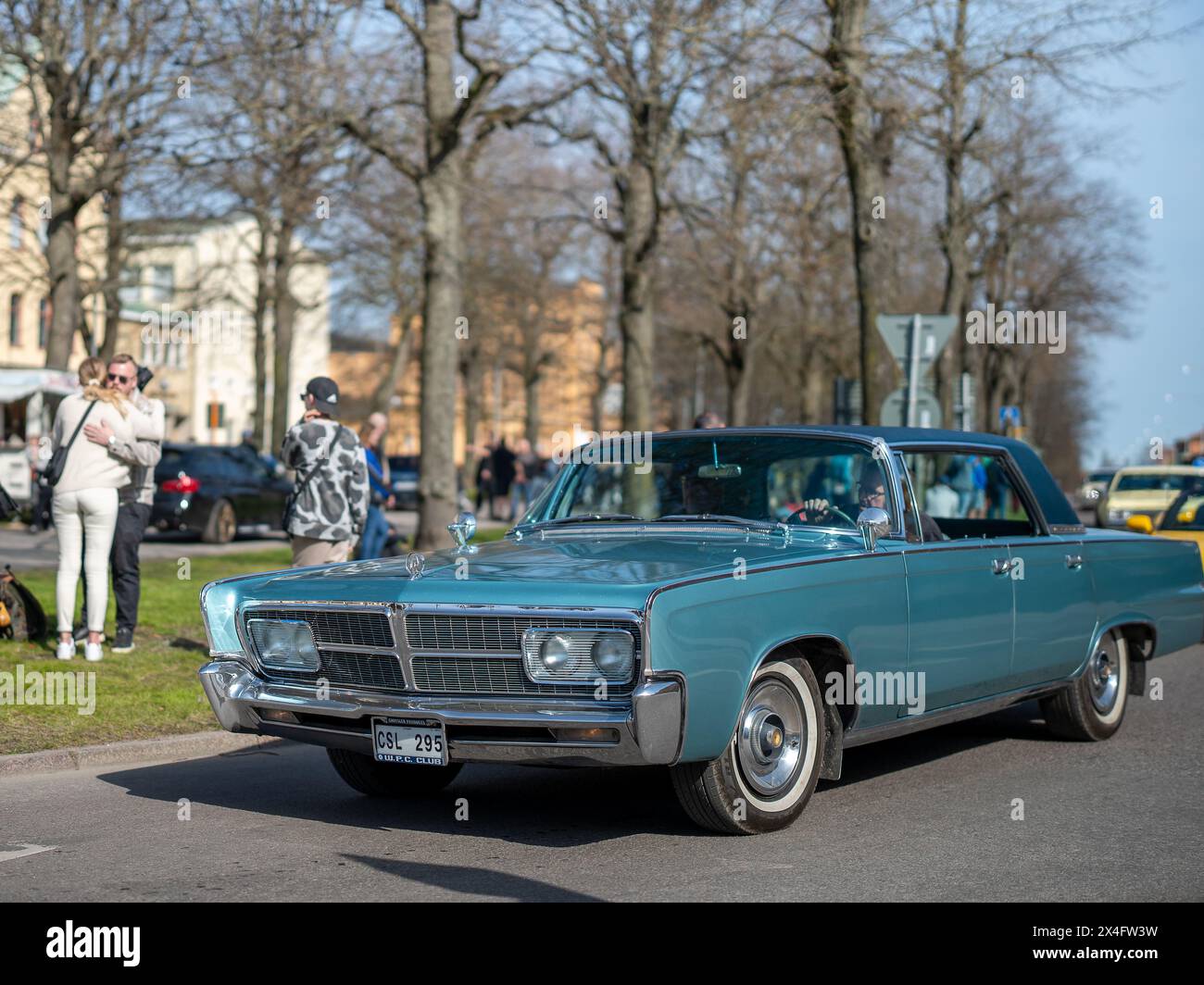 Chrysler Imperial 1965 alla sfilata di auto classiche che celebra la primavera del primo maggio 2024 a Norrköping, Svezia Foto Stock