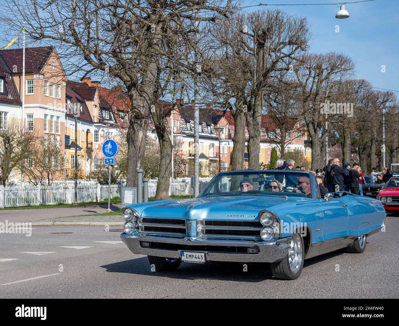 Sfilata di auto d'epoca che celebra la primavera il primo maggio 2024 a Norrköping, Svezia Foto Stock
