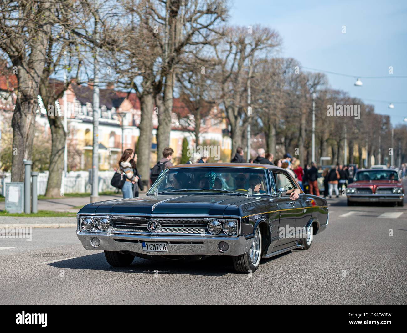 Buick Wildcat Deluxe 1965 alla sfilata di auto Classic che celebra la primavera del primo maggio 2024 a Norrköping, Svezia Foto Stock