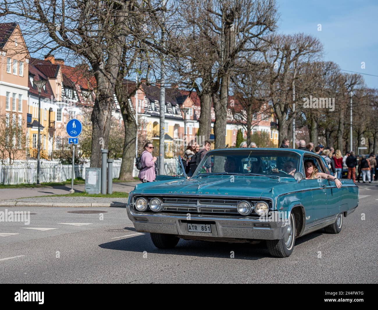 Sfilata di auto d'epoca che celebra la primavera il primo maggio 2024 a Norrköping, Svezia Foto Stock