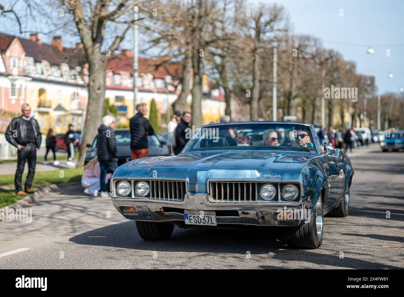 Oldsmobile Cutlass 1969 alla sfilata di auto classiche che celebra la primavera del primo maggio 2024 a Norrköping, Svezia Foto Stock