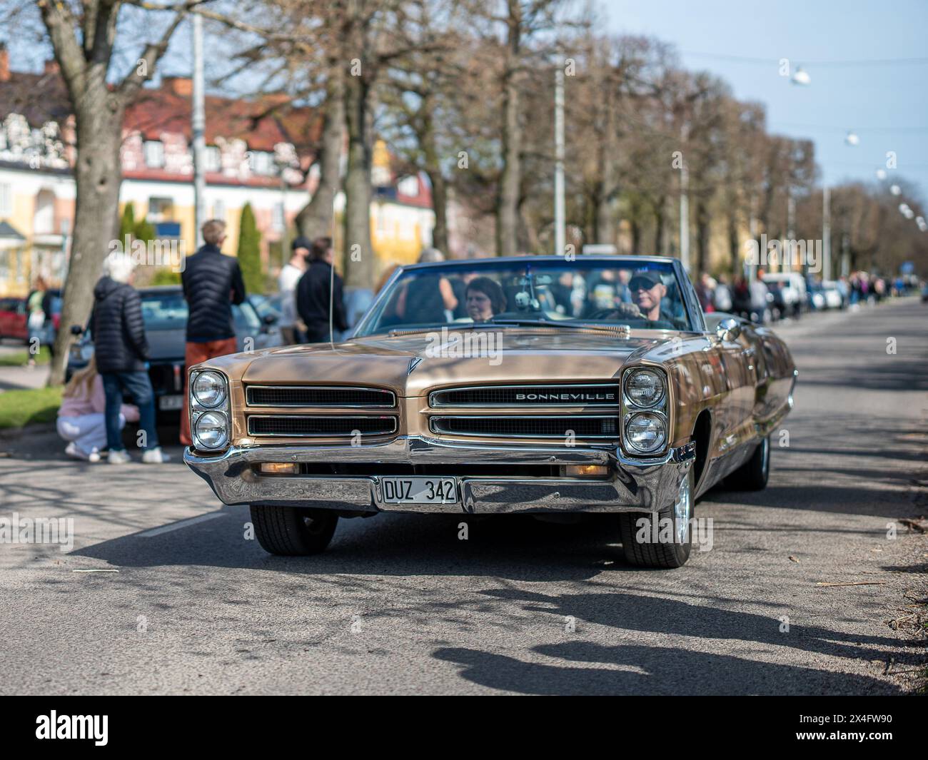 Sfilata di auto d'epoca che celebra la primavera il primo maggio 2024 a Norrköping, Svezia Foto Stock