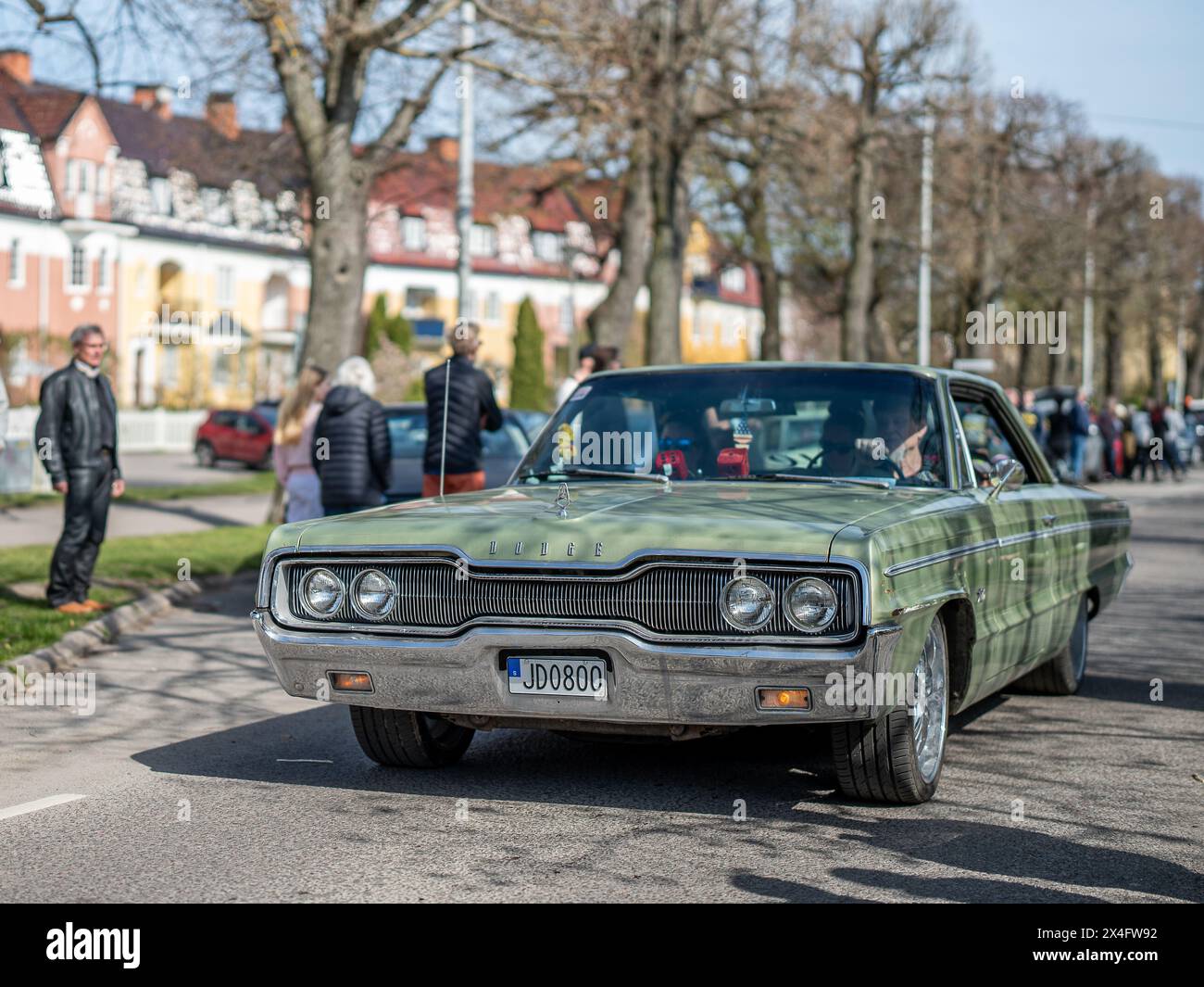 Sfilata di auto d'epoca che celebra la primavera il primo maggio 2024 a Norrköping, Svezia Foto Stock