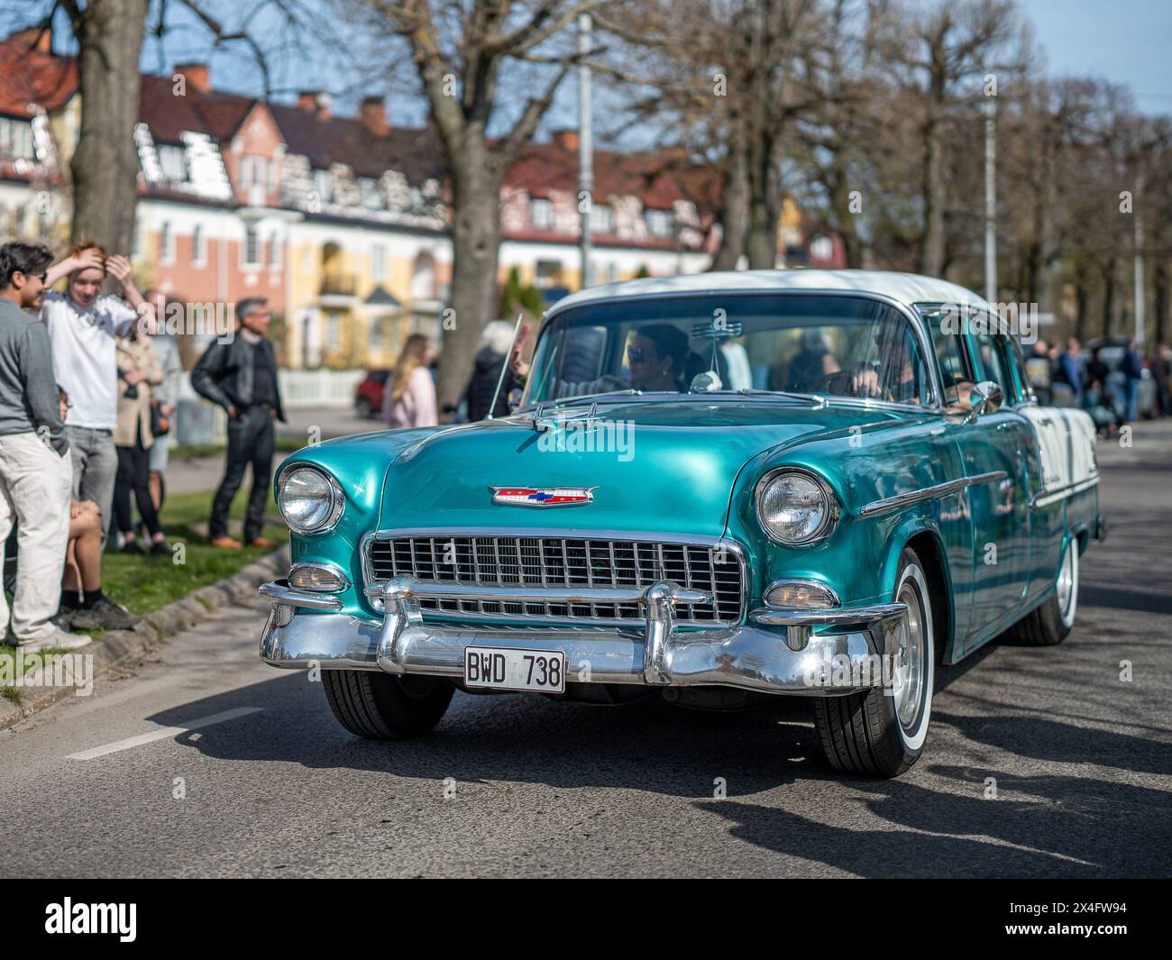 Sfilata di auto d'epoca che celebra la primavera il primo maggio 2024 a Norrköping, Svezia Foto Stock