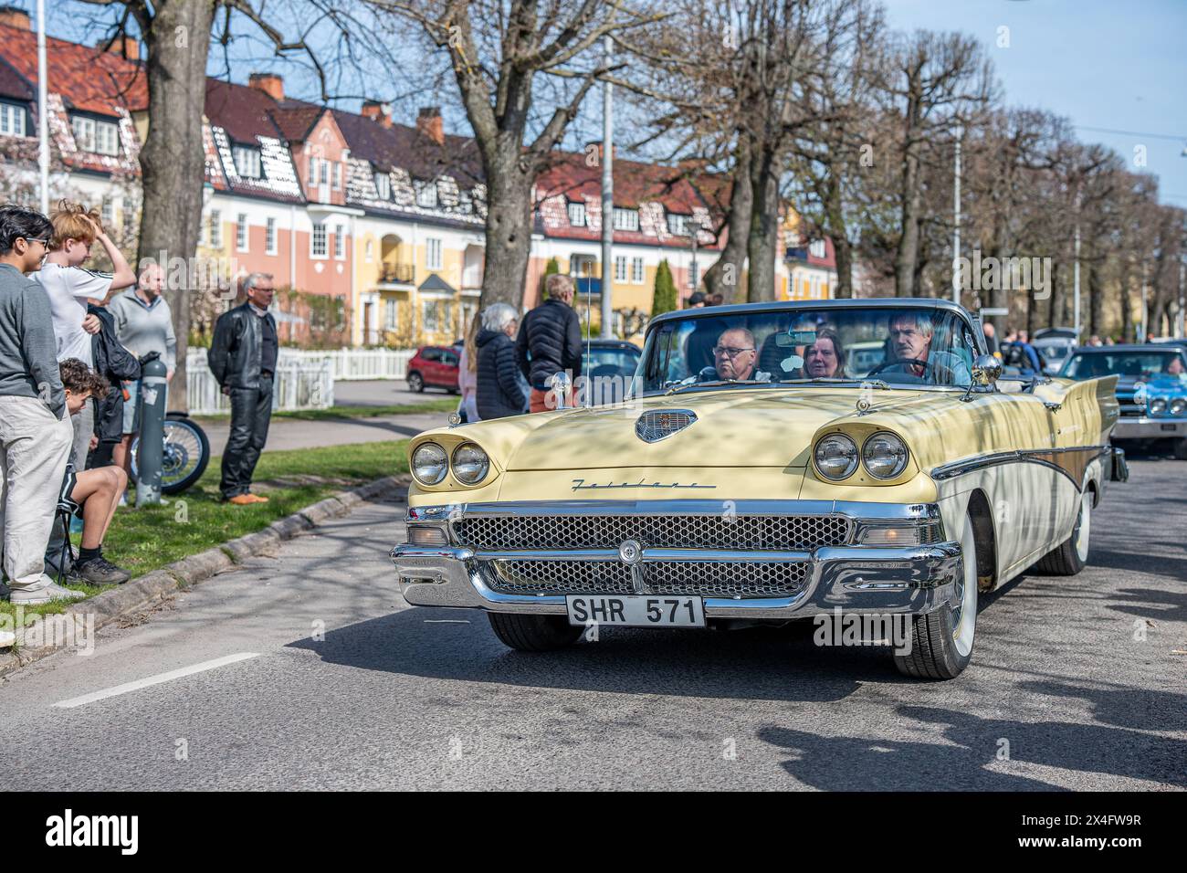 Ford Fairlane 500 1958 alla sfilata di auto classiche che celebra la primavera del primo maggio 2024 a Norrköping, Svezia Foto Stock