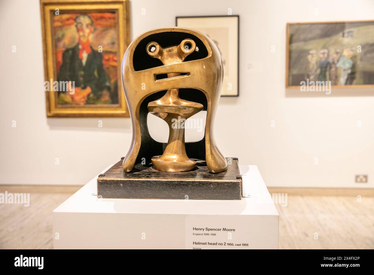 Art Gallery of New South Wales e The Sydney Modern Project, Henry Spencer Moore Helmet Head No 2 scultura in bronzo, Sydney, Australia Foto Stock