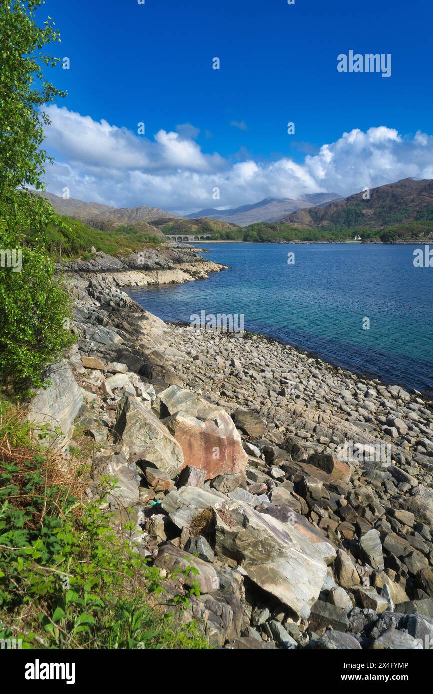 Guardando a est, sul Loch Nan Uamh, verso il Cairn del Principe Carlo di Bonnie. Vicino al villaggio di Lochailort, Highlands occidentali, Scozia Foto Stock