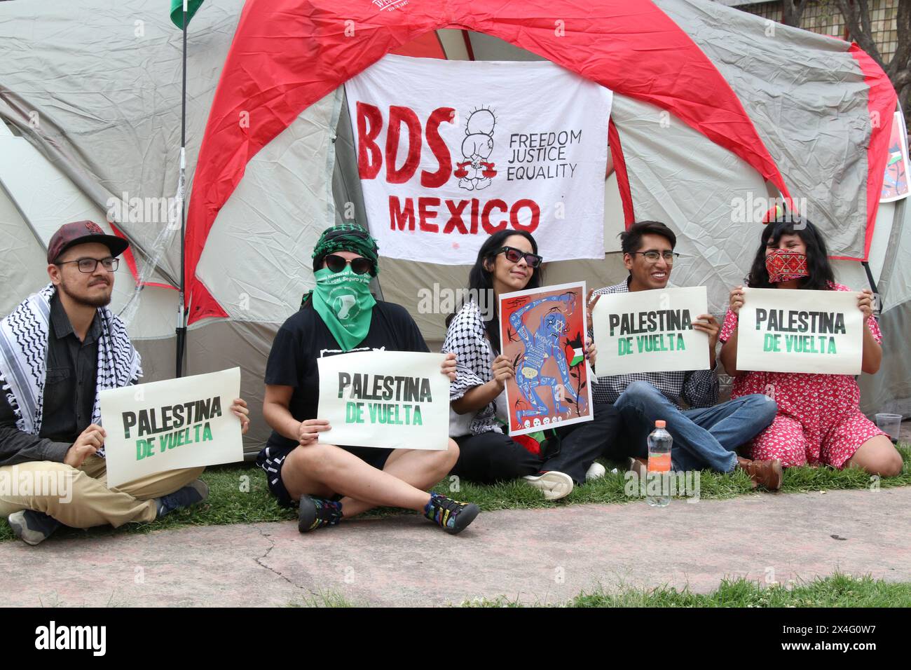 Non esclusiva: Gli studenti della Universidad Nacional Autonoma de Mexico (UNAM) tengono un cartello con il messaggio "Palestine Back" fuori da una tenda in una CA Foto Stock