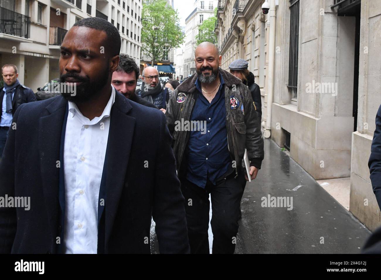 Parigi, Francia. 2 maggio 2024. Il fumettista, scrittore e regista francese Joann Sfar arriva per un dibattito condotto dalla UEJF (Union des Etudiants Juifs de France), Unione studenti ebrei, alla scuola d'élite Sciences po il 2 maggio 2024 a Parigi, in Francia. Foto di Lionel Urman/ABACAPRESS. COM credito: Abaca Press/Alamy Live News Foto Stock