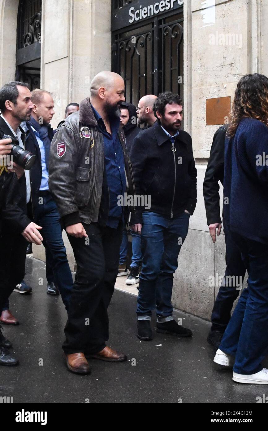 Parigi, Francia. 2 maggio 2024. Il fumettista, scrittore e regista francese Joann Sfar arriva per un dibattito condotto dalla UEJF (Union des Etudiants Juifs de France), Unione studenti ebrei, alla scuola d'élite Sciences po il 2 maggio 2024 a Parigi, in Francia. Foto di Lionel Urman/ABACAPRESS. COM credito: Abaca Press/Alamy Live News Foto Stock