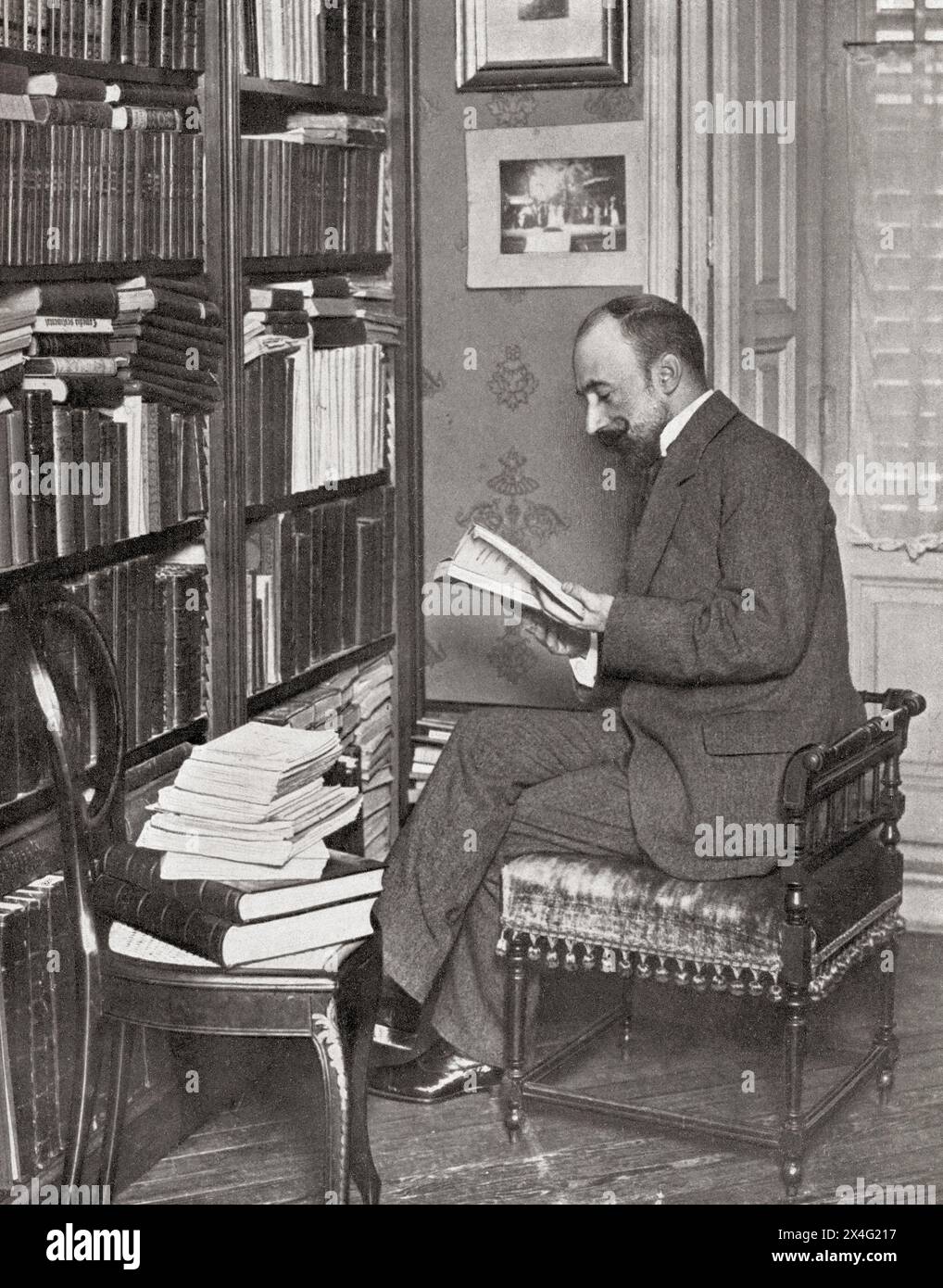 Jacinto Benavente y Martínez, visto qui nella sua biblioteca. Jacinto Benavente y Martínez, 1866 – 1954. Drammaturgo spagnolo, vincitore del Premio Nobel per la letteratura nel 1922. Da Mundo grafico, pubblicato nel 1912. Foto Stock