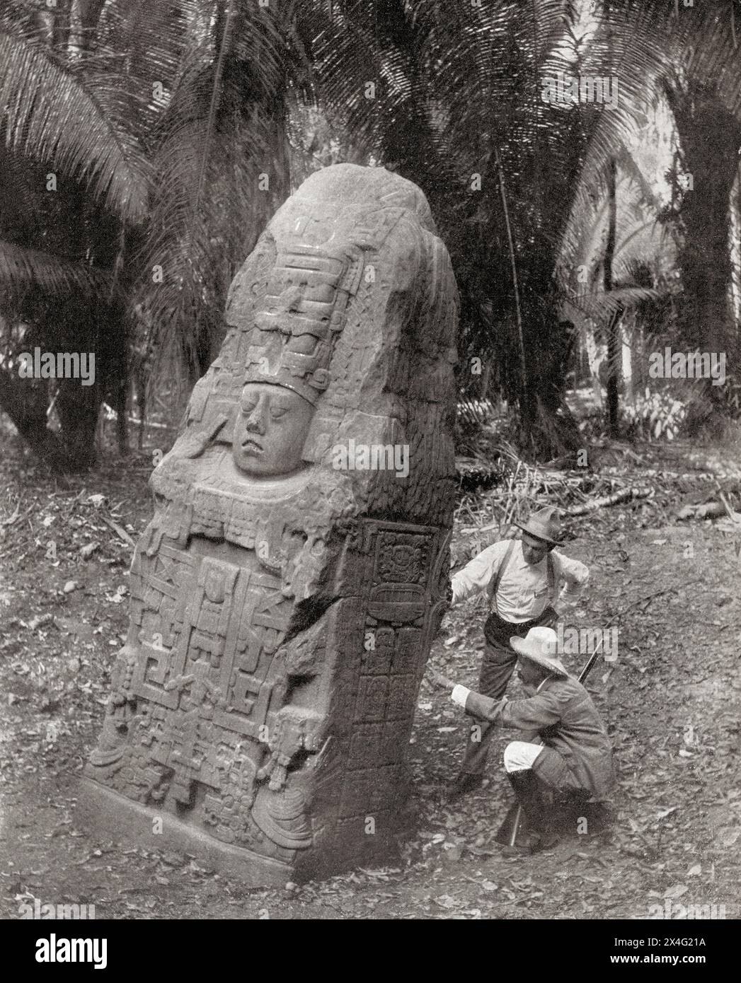 Quiriguá, Izabal, Guatemala sud-orientale. Sito patrimonio dell'umanità dell'UNESCO. Señor Matheu e Señor Valdeavellano esaminano uno dei monumenti recentemente scoperti. Da Mundo grafico, pubblicato nel 1912. Foto Stock