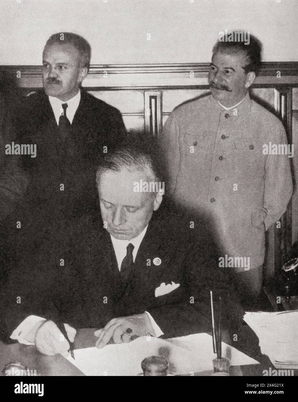 La firma del Patto Molotov-Ribbentrop, 23 agosto 1939. Da sinistra a destra, Vyacheslav Mikhaylovich Molotov, 1890 – 1986. Politico e diplomatico russo e poi sovietico. Ulrich Friedrich-Wilhelm Joachim von Ribbentrop, 1893 – 1946. Politico e diplomatico tedesco che ha servito come ministro degli affari Esteri della Germania nazista dal 1938 al 1945 e Joseph Vissarionovich Stalin, 1878 - 1953. Leader rivoluzionario e politico sovietico che guidò l'Unione Sovietica dal 1924 fino alla sua morte nel 1953. Il patto Molotov-Ribbentrop, ufficialmente il trattato di non aggressione tra la Germania A. Foto Stock