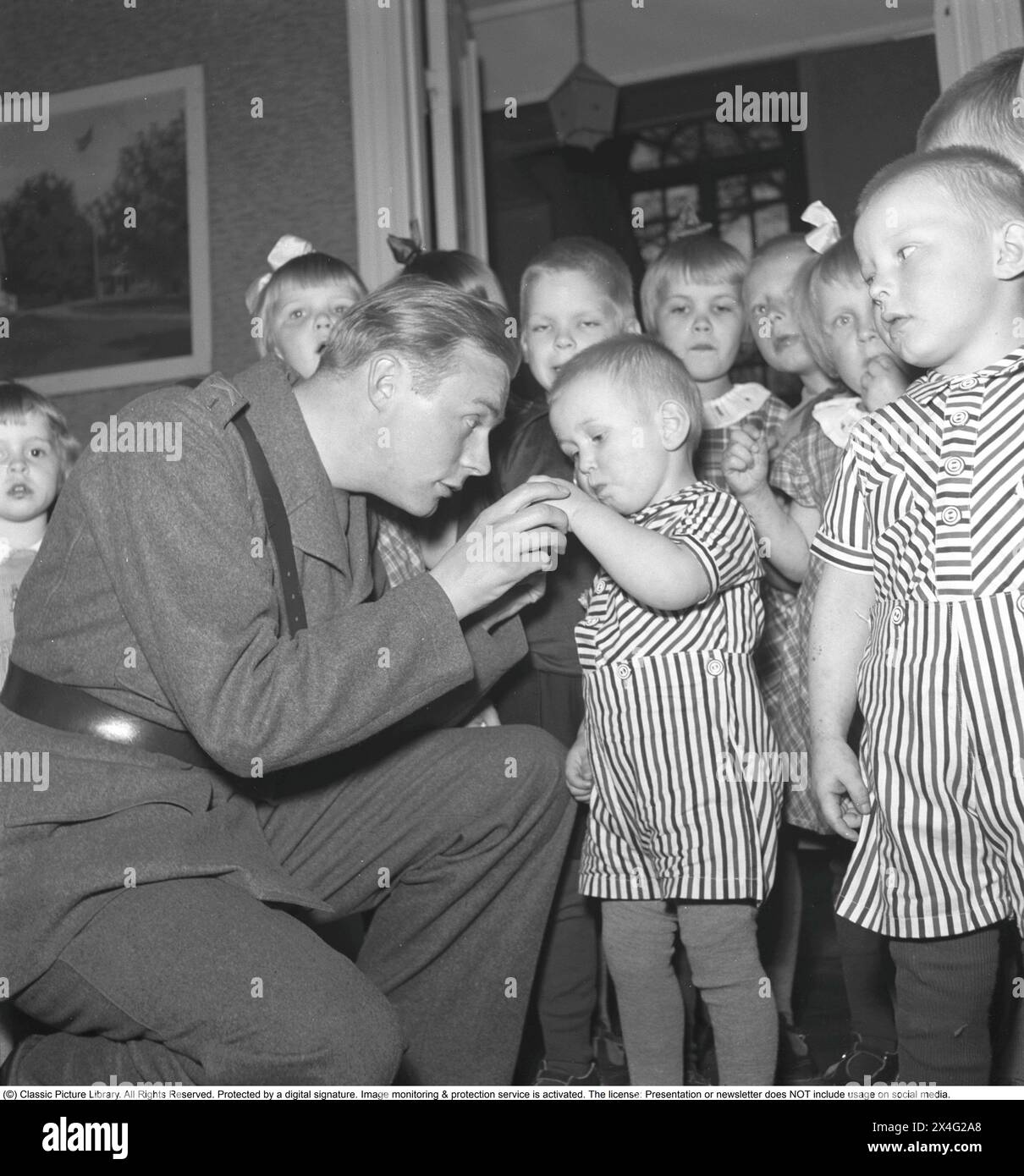 Seconda guerra mondiale in Europa. Bambini finlandesi in Svezia. Nel febbraio 1944, le città finlandesi sono esposte a bombardamenti. La popolazione civile finlandese ha dovuto sopportare molte sofferenze e per questo motivo l'evacuazione dei bambini finlandesi in Svezia è aumentata per mettere in sicurezza i bambini. I bambini furono mandati dalla Finlandia in Svezia e l'obiettivo era che tutti i bambini si sarebbero riuniti con i loro parenti dopo la guerra. Molti dei bambini non tornarono mai in Finlandia. Invece, sono stati adottati da una famiglia adottiva svedese. In totale, quasi 49.000 bambini finlandesi sono stati portati in Svezia sotto Foto Stock