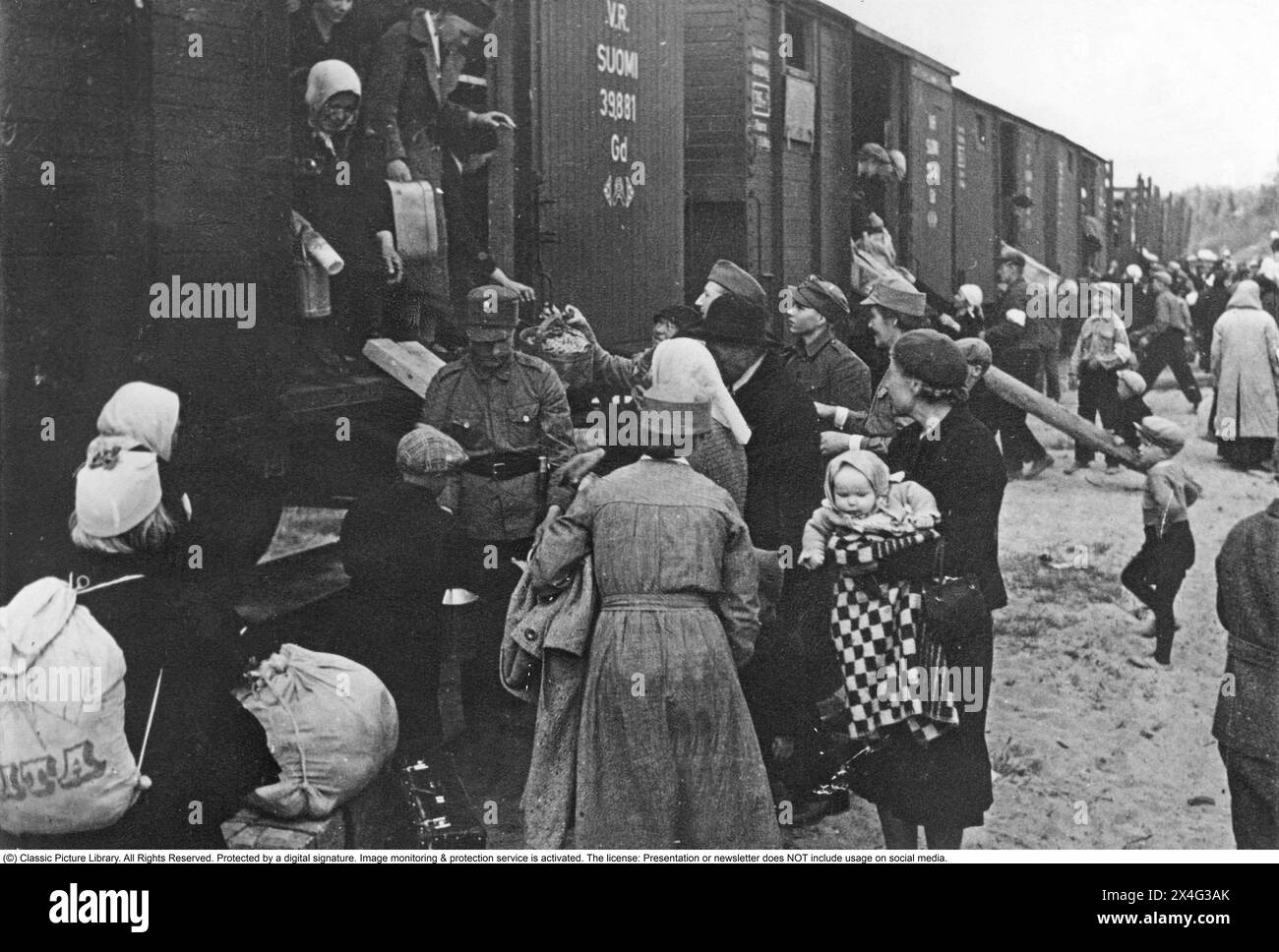 Seconda guerra mondiale Finlandia. La popolazione civile finlandese soffre di bombardamenti di città e villaggi. Qui la gente evacua e fugge dalla guerra su un treno. Luglio 1941 Foto Stock