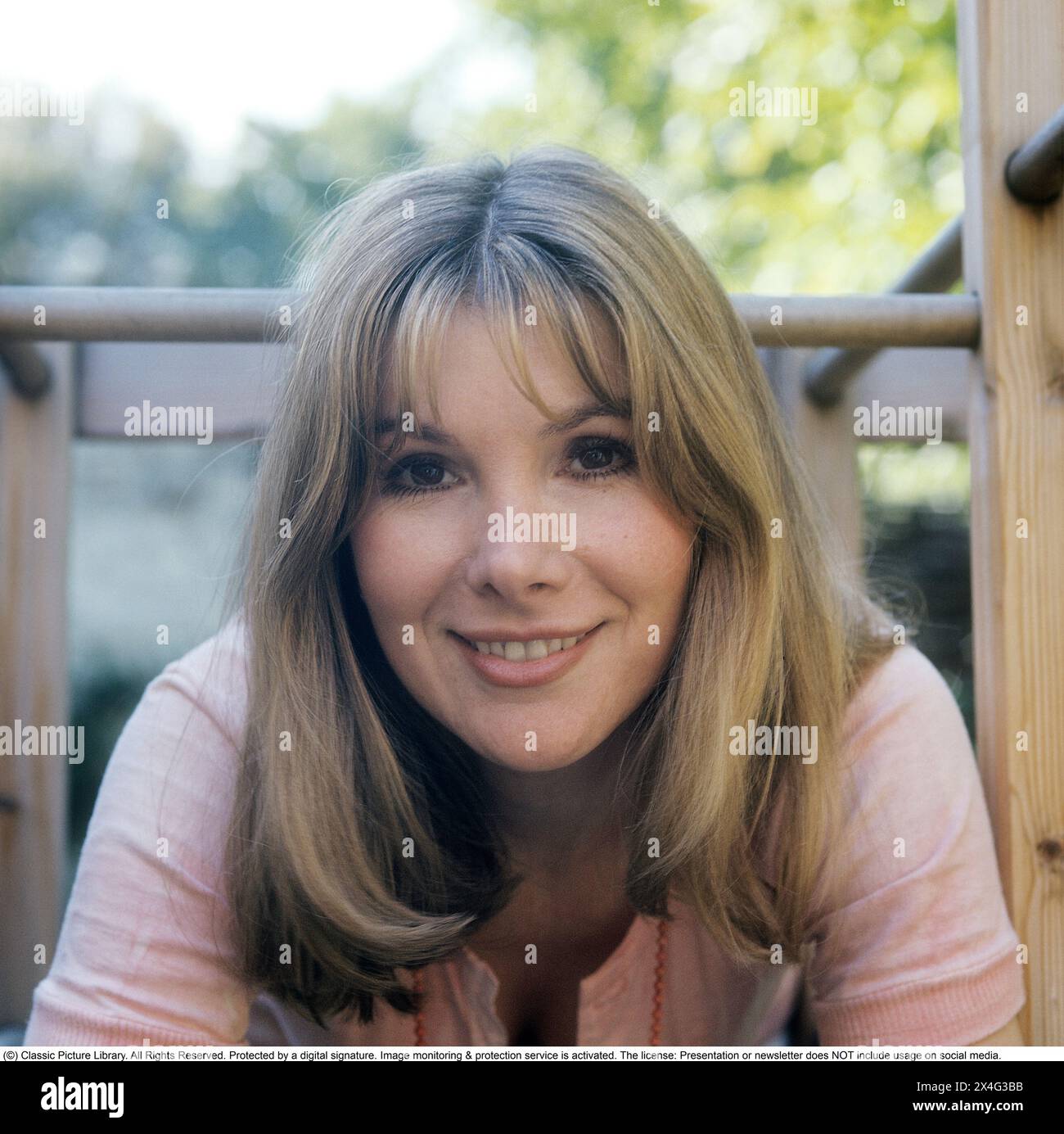 Susan Hampshire. CBE. Attrice inglese nata il 12 maggio 1937. Nella foto, mentre era in Svezia nel 1968 in connessione con la serie tv della BBC The Forsyte Saga in cui ha recitato nel ruolo di Fleur. La serie è stata originariamente trasmessa in 26 episodi il sabato sera a partire dal 7 gennaio 1967. 1968. Foto Stock