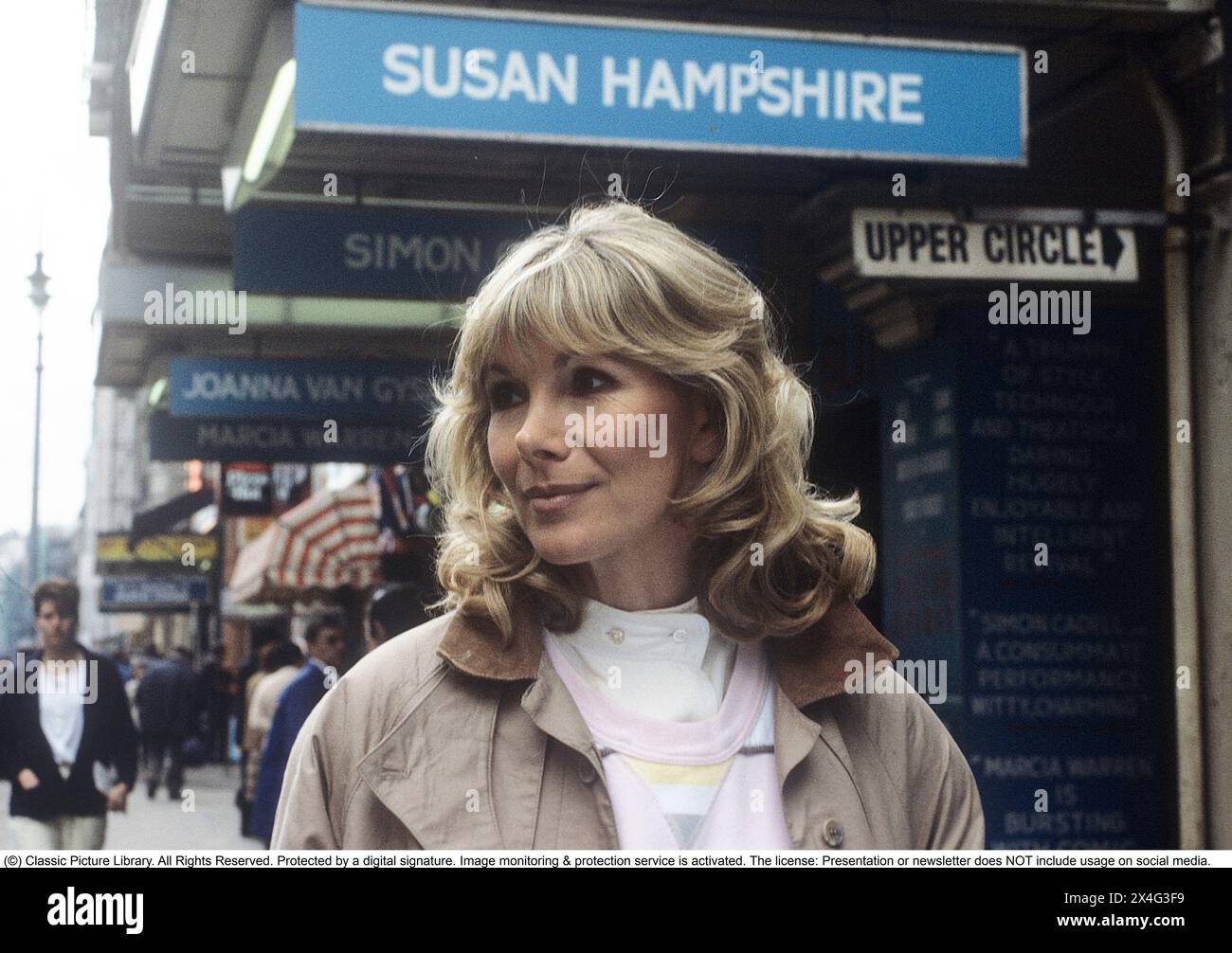 Susan Hampshire. CBE. Attrice inglese nata il 12 maggio 1937. Nella foto in relazione alla sua apparizione nella commedia Blite Spirit al Vaudeville Theater Strand di Londra nel 1986. Susan Hampshire è diventata famosa quando ha recitato nella serie tv della BBC The Forsyte Saga in cui ha recitato nel ruolo di Fleur. La serie è stata originariamente trasmessa in 26 episodi il sabato sera a partire dal 7 gennaio 1967. 1986 Foto Stock