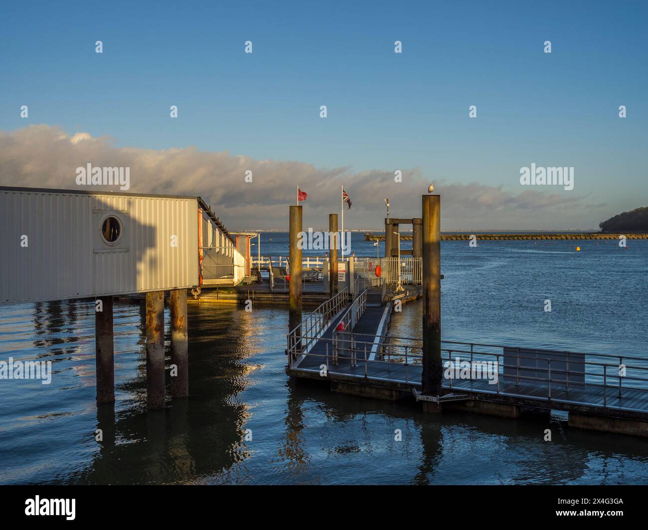 Molo per Red Jet, Cowes Harbour, Cowes, Isola di Wight, Inghilterra, REGNO UNITO, REGNO UNITO. Foto Stock