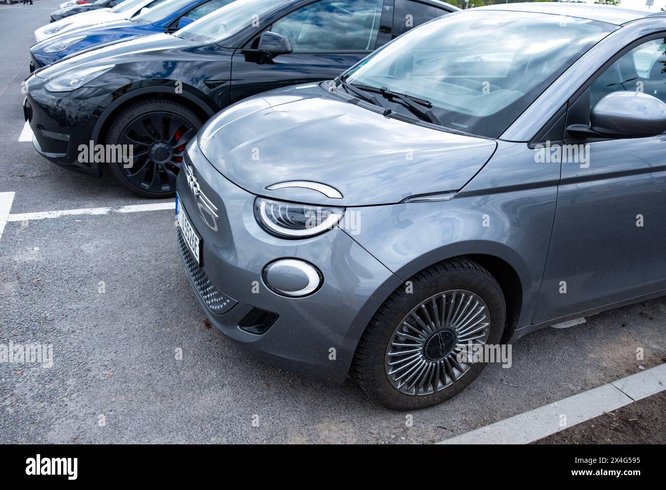 Fiat 500 e elettrica sul parcheggio stradale, azienda italiana Fiat Group, industria automobilistica in Europa, stabilimento efficiente ancora, Berlino, Germania Foto Stock