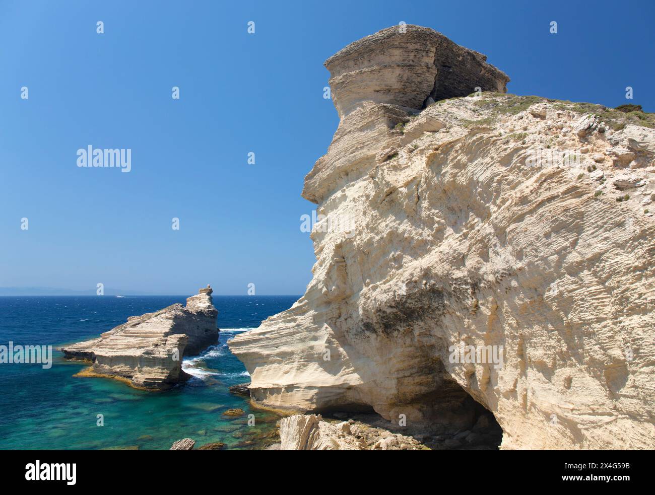 Bonifacio, Corse-du-Sud, Corsica, Francia. Le torreggianti scogliere calcaree di Capo Pertusato e del Île Saint-Antoine. Foto Stock