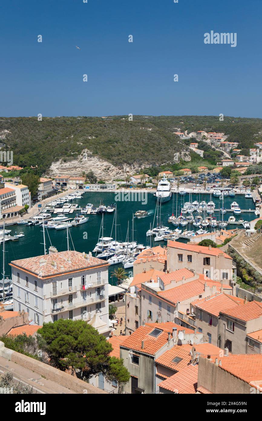Bonifacio, Corse-du-Sud, Corsica, Francia. Vista ad alto angolo dalla cittadella sui tetti fino al porto. Foto Stock