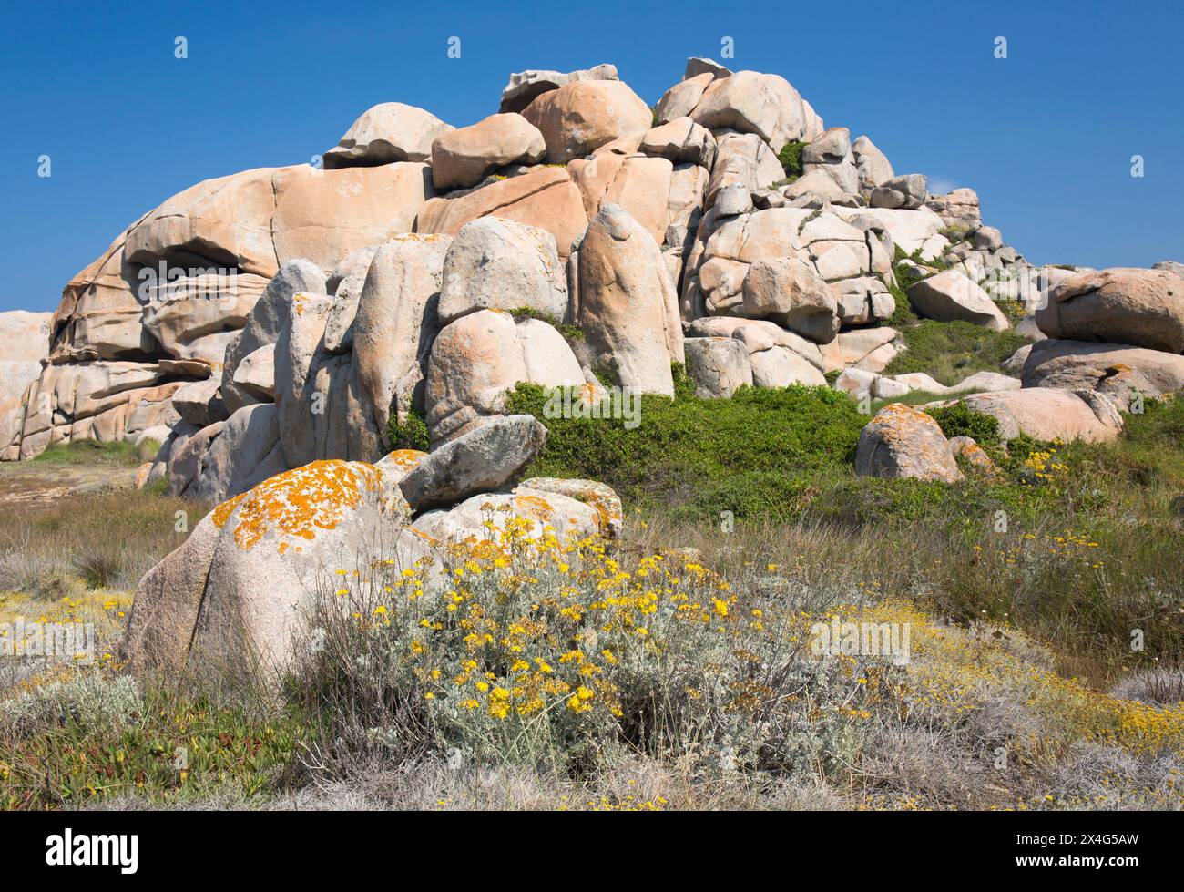 Riserva naturale delle Isole Lavezzi, Corsica del Sud, Francia. Enormi massi di granito in collina dietro Cala Lazarina, l'isola di Lavezzu. Foto Stock