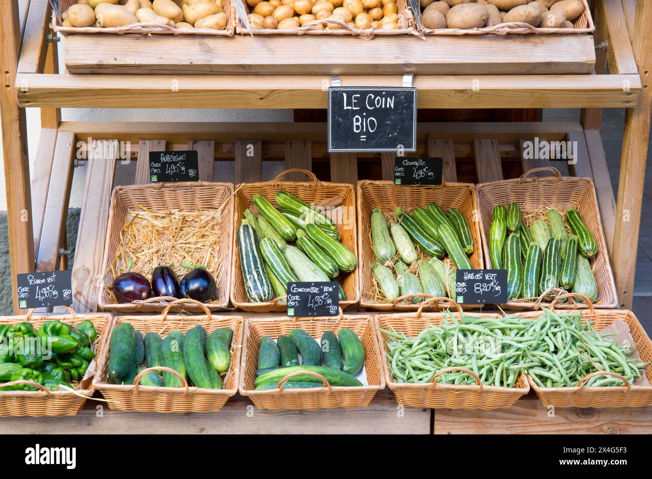 Saint-Florent, Haute-Corse, Corsica, Francia. Verdure della Corsica biologiche in vendita fuori dal negozio del fruttivendolo del centro città. Foto Stock