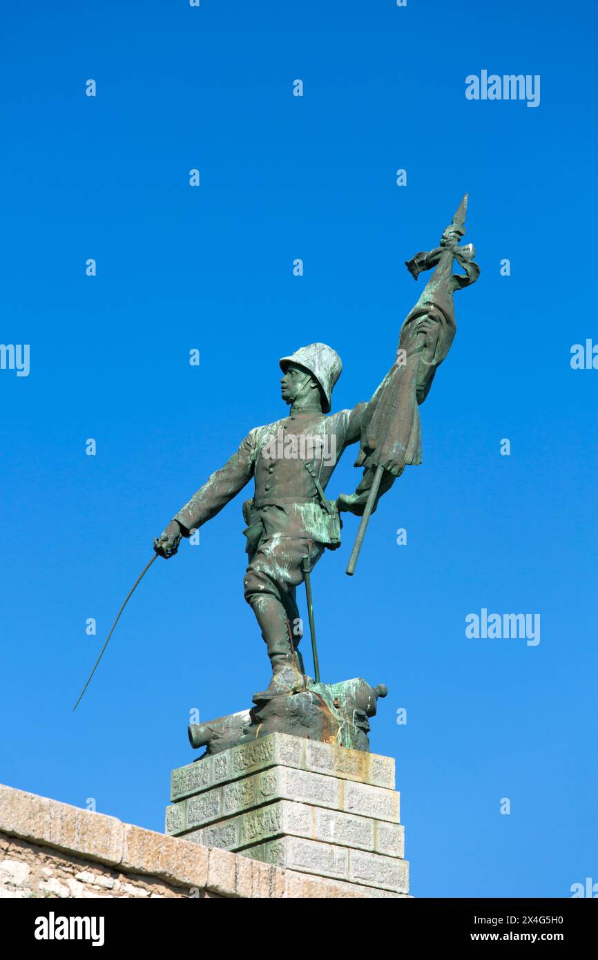 Bonifacio, Corse-du-Sud, Corsica, Francia. Statua di bronzo del guerriero, parte del memoriale di guerra della Legione straniera in Place de l'Europe. Foto Stock