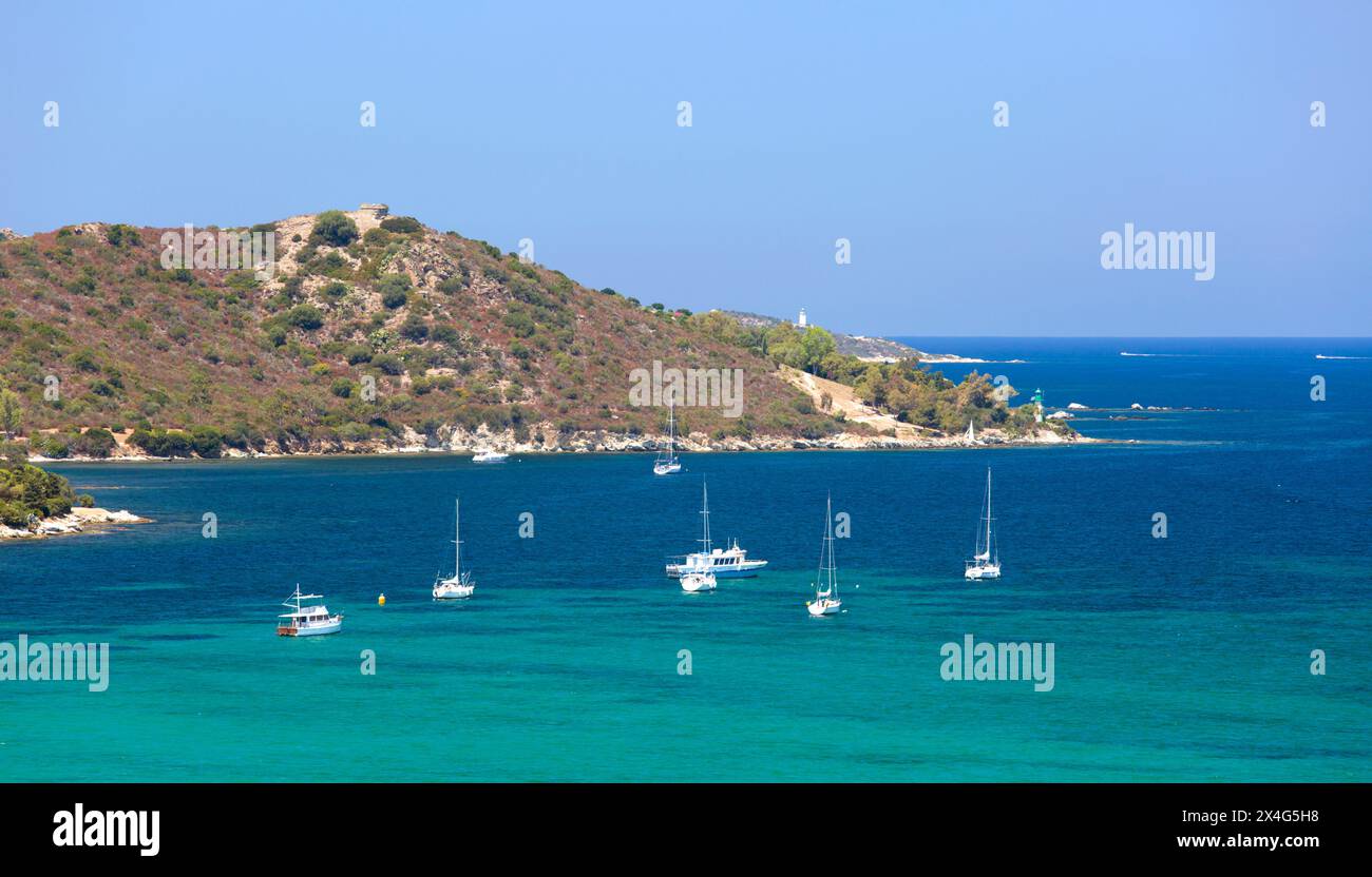 Saint-Florent, Haute-Corse, Corsica, Francia. Vista sul Golfo di Saint-Florent fino al faro e alla torre di guardia di Fornali, oltre Punta Mortella. Foto Stock