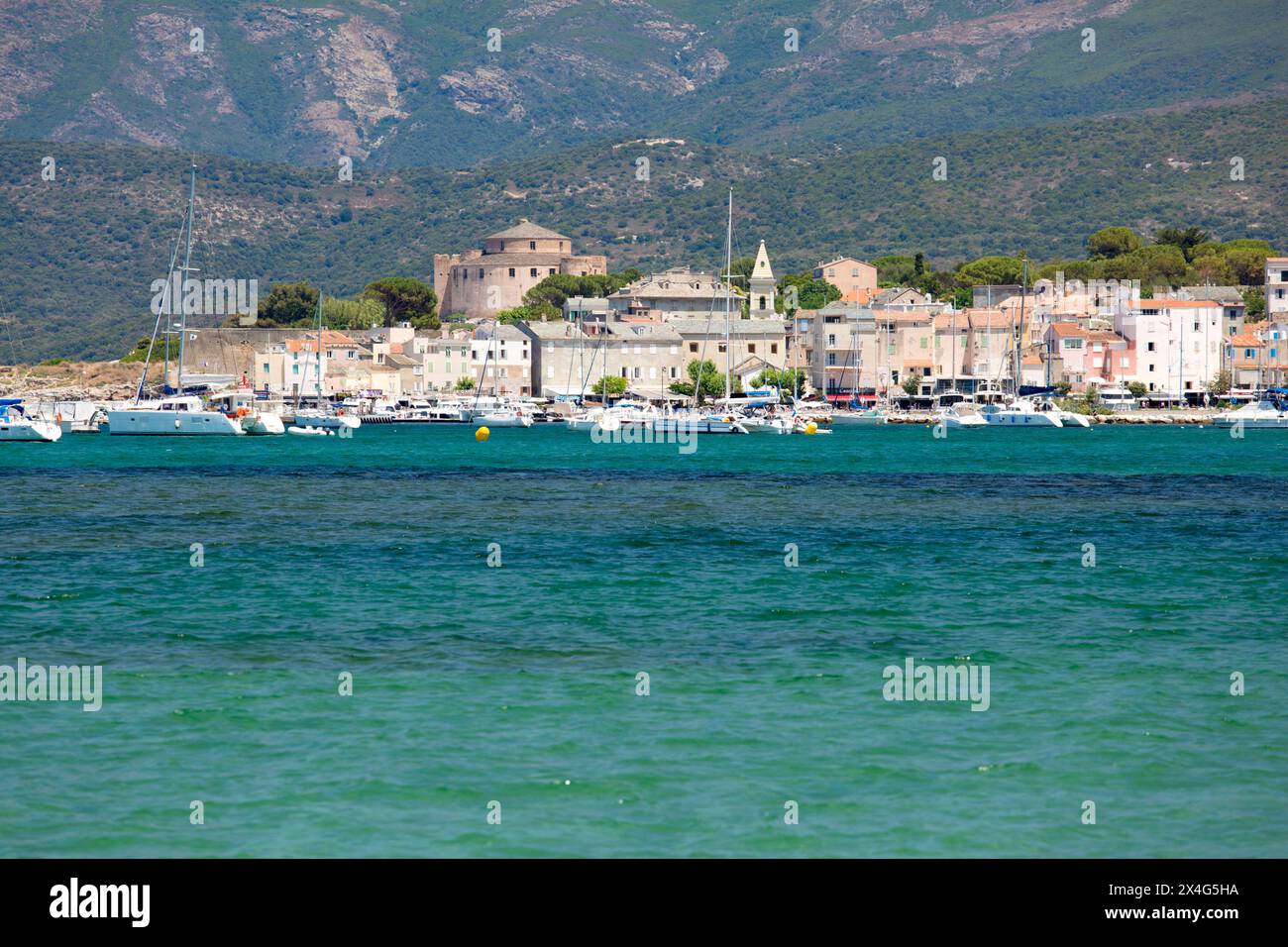 Saint-Florent, Haute-Corse, Corsica, Francia. Ammira le acque turchesi del Golfo di Saint-Florent fino alla città e alla cittadella. Foto Stock