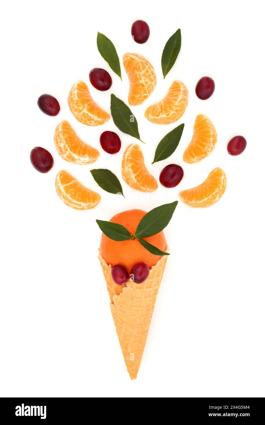 Surreale cono da gelato con mandarino, mirtilli rossi e foglie su sfondo bianco. Concetto di cibo salutare fresco e divertente. Elevato contenuto di antiossidanti. Foto Stock