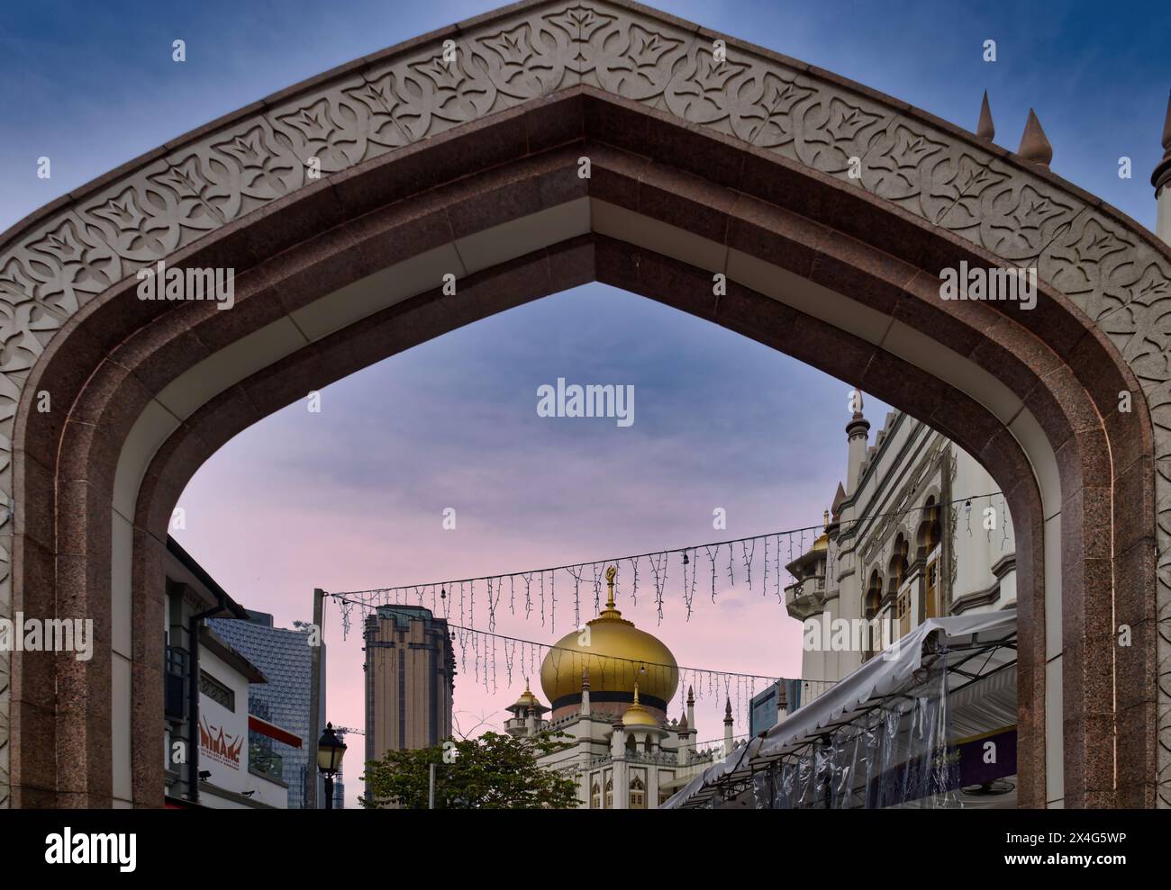 Kampong Glam, il quartiere musulmano di Singapore con la Moschea del Sultano vista attraverso un arco Foto Stock