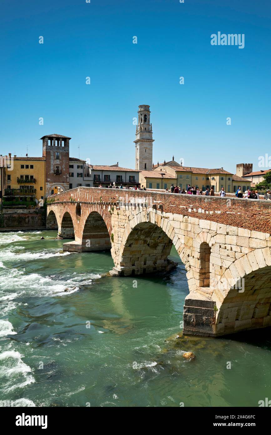 Verona Veneto Italia. Paesaggio urbano. Il fiume Adige e Ponte pietra Foto Stock