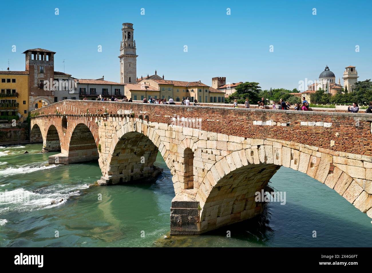 Verona Veneto Italia. Paesaggio urbano. Il fiume Adige e Ponte pietra Foto Stock