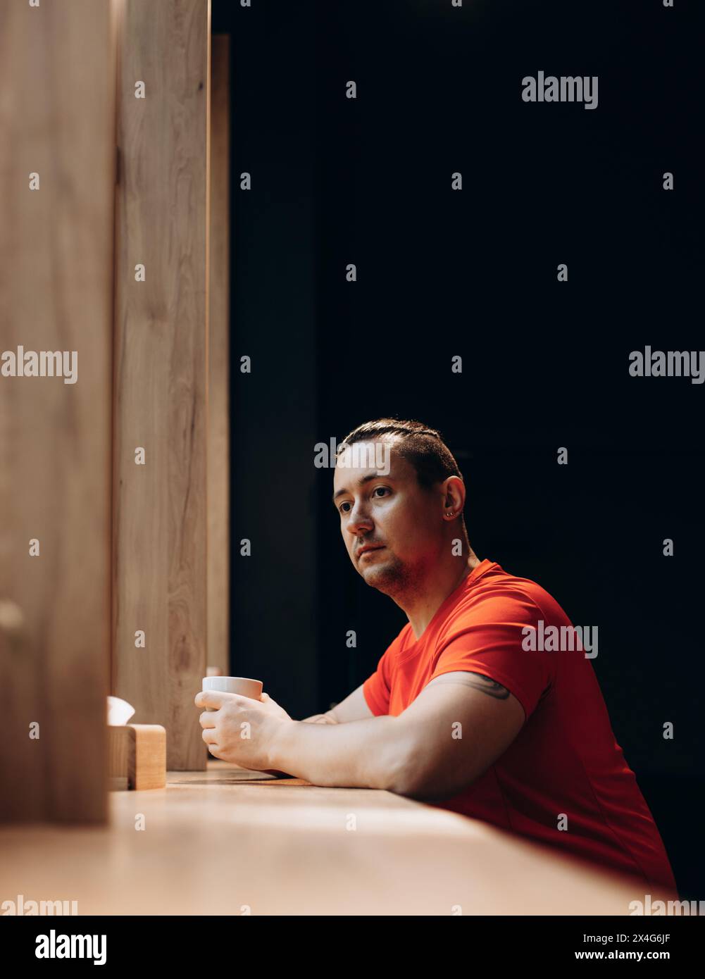 Una persona regge una tazza di bevanda calda Foto Stock