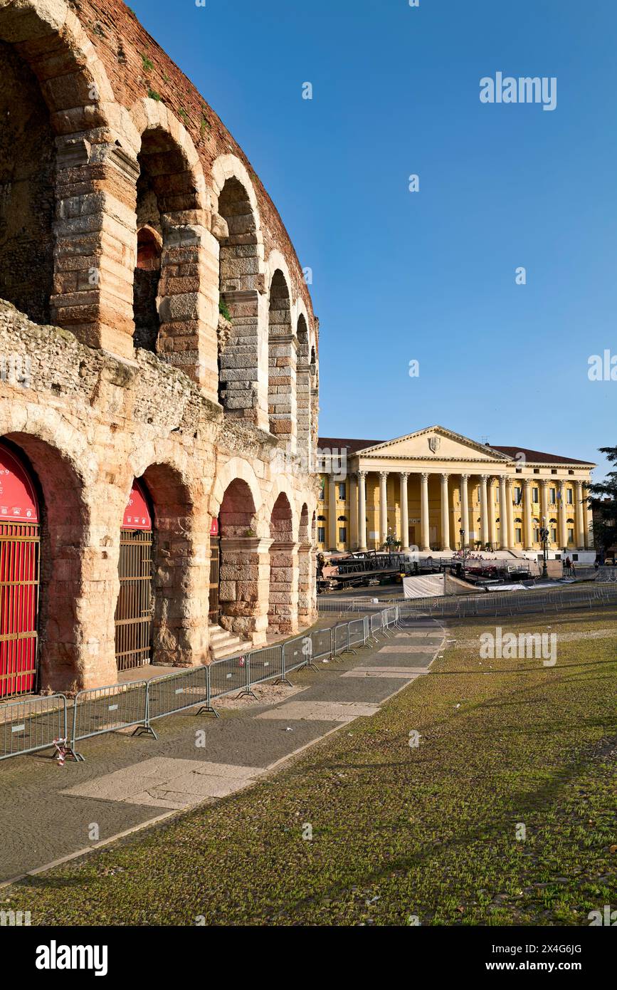 Verona Veneto Italia. L'Arena di Verona - Anfiteatro Romano e il Municipio Foto Stock