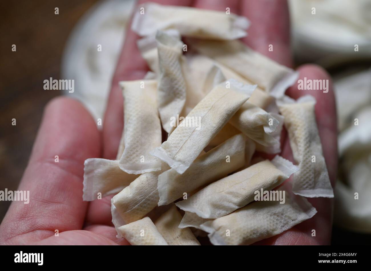 Dresda, Germania. 3 maggio 2024. I sacchetti di nicotina senza tabacco sono in una mano. Crediti: Robert Michael/dpa/Alamy Live News Foto Stock