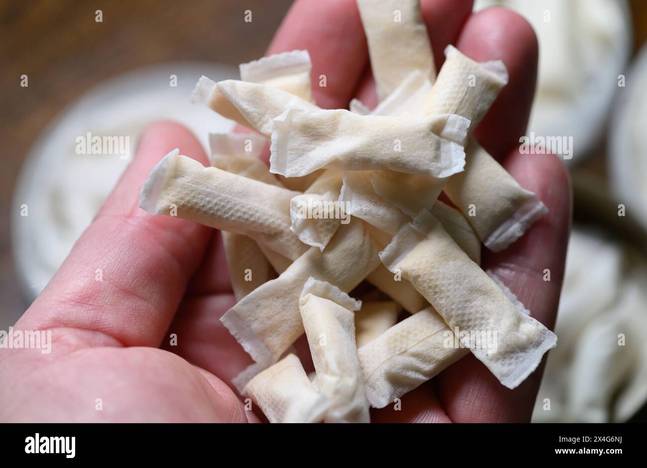 Dresda, Germania. 3 maggio 2024. I sacchetti di nicotina senza tabacco sono in una mano. Crediti: Robert Michael/dpa/Alamy Live News Foto Stock